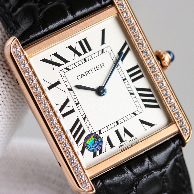 卡地亞坦克W5200003與W5200005兩款型號同時發布，情侶手錶大號小號，