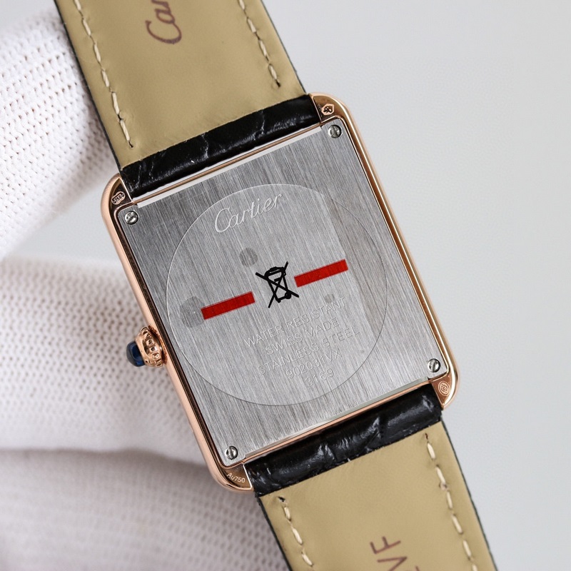 卡地亞坦克W5200003與W5200005兩款型號同時發布，情侶手錶大號小號，