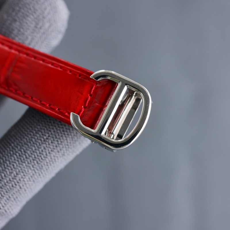 女款_卡地亞鑰匙系列 女款31mm、35mm，鑰匙腕錶保留了卡地亞的經(jīng)典設(shè)計(jì)：阿拉伯?dāng)?shù)