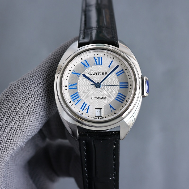 女款_卡地亞鑰匙系列 女款31mm、35mm，鑰匙腕錶保留了卡地亞的經典設計：阿拉伯數