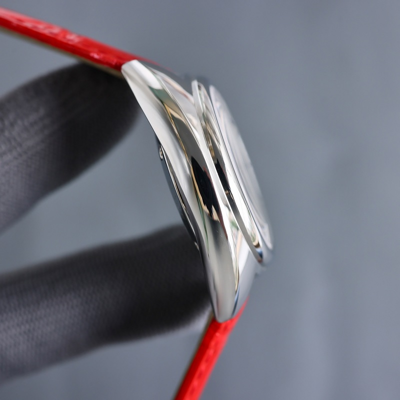 女款_卡地亞鑰匙系列 女款31mm、35mm，鑰匙腕錶保留了卡地亞的經典設計：阿拉伯數