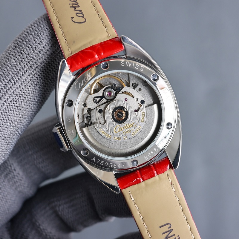 女款_卡地亞鑰匙系列 女款31mm、35mm，鑰匙腕錶保留了卡地亞的經典設計：阿拉伯數