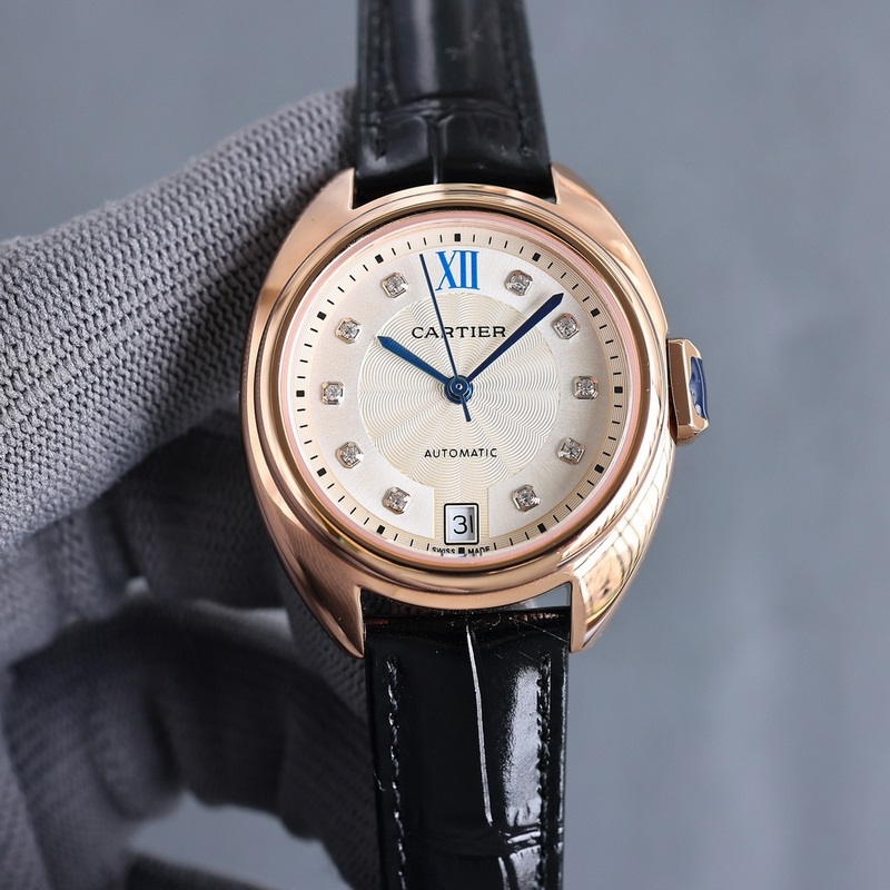 女款_卡地亞鑰匙系列 女款31mm、35mm，鑰匙腕錶保留了卡地亞的經典設計：阿拉伯數
