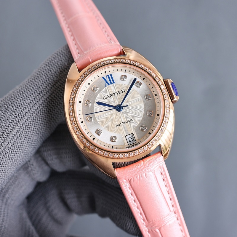 女款_卡地亞鑰匙系列 女款31mm、35mm，鑰匙腕錶保留了卡地亞的經典設計：阿拉伯數