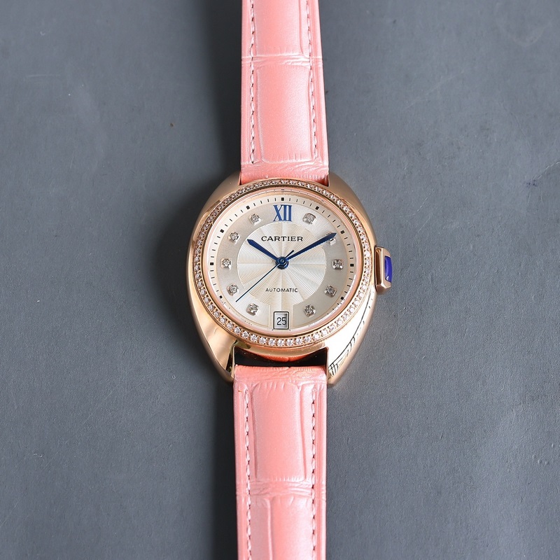 女款_卡地亞鑰匙系列 女款31mm、35mm，鑰匙腕錶保留了卡地亞的經典設計：阿拉伯數