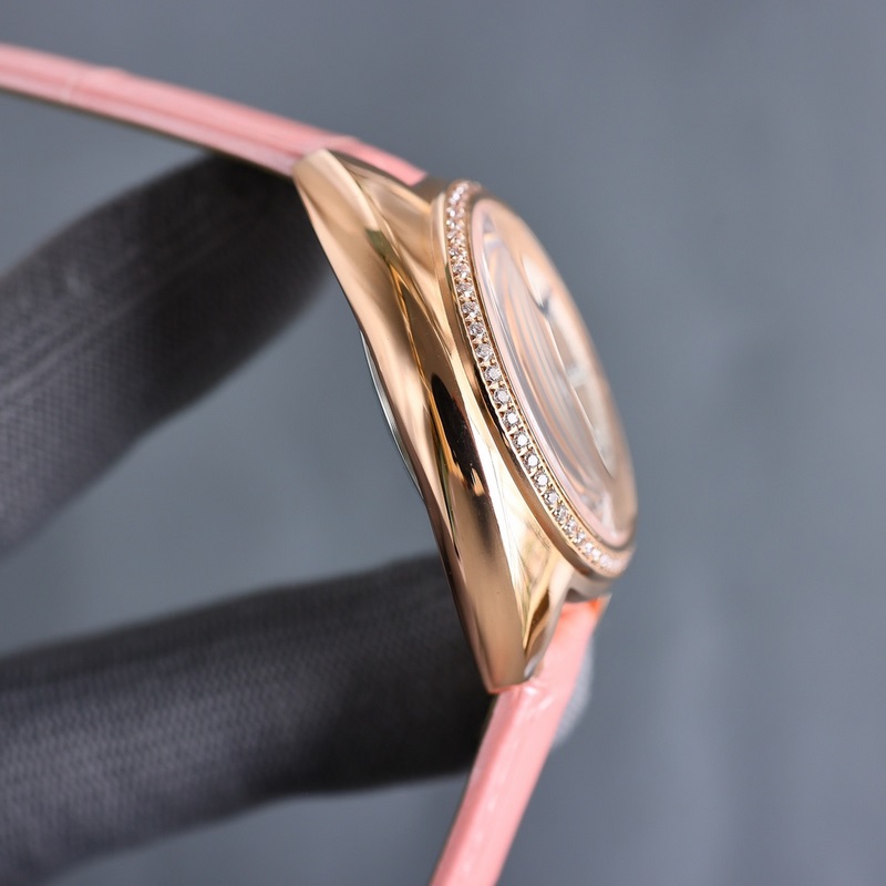 女款_卡地亞鑰匙系列 女款31mm、35mm，鑰匙腕錶保留了卡地亞的經典設計：阿拉伯數