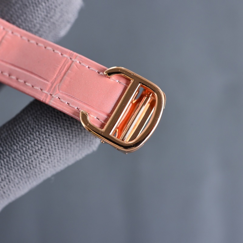 女款_卡地亞鑰匙系列 女款31mm、35mm，鑰匙腕錶保留了卡地亞的經典設計：阿拉伯數