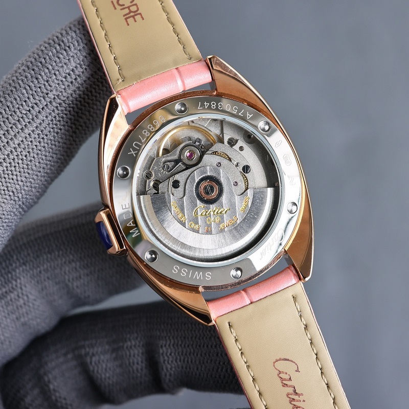 女款_卡地亞鑰匙系列 女款31mm、35mm，鑰匙腕錶保留了卡地亞的經典設計：阿拉伯數