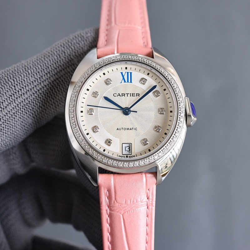 女款_卡地亞鑰匙系列 女款31mm、35mm，鑰匙腕錶保留了卡地亞的經(jīng)典設(shè)計：阿拉伯數(shù)