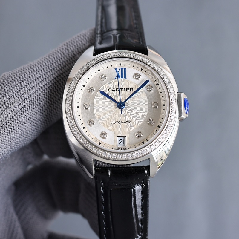 女款_卡地亞鑰匙系列 女款31mm、35mm，鑰匙腕錶保留了卡地亞的經(jīng)典設(shè)計：阿拉伯數(shù)