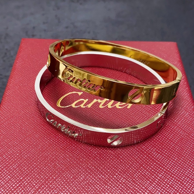 Cartier 卡地亞火爆鏤空手鐲 進(jìn)口精工保色18k，專櫃logo刻字清晰 3