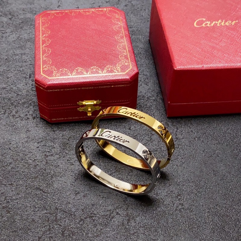 Cartier 卡地亞火爆鏤空手鐲 進(jìn)口精工保色18k，專櫃logo刻字清晰 3