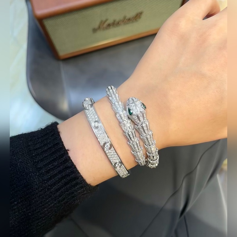 亞金 16-17碼 ，18-19碼 。卡地亞寬版帶主鑽滿天星手鐲，ZP一緻 采用