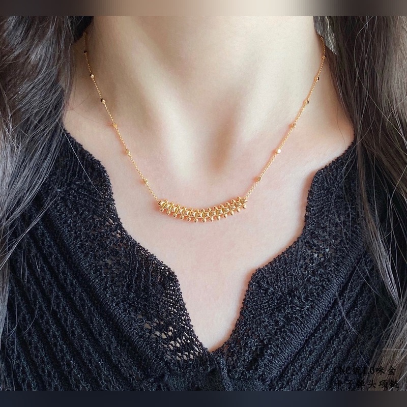 V金鍍咪金 卡地亞CNC子彈頭項鍊 兩側的小柳釘可以自由晃動，非常個性的一款。