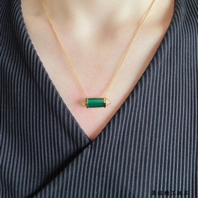 V金鍍1.0咪金  卡地亞酷颯風十足的鉚釘項鍊，天然孔雀石 鍊長40+5CM，墜