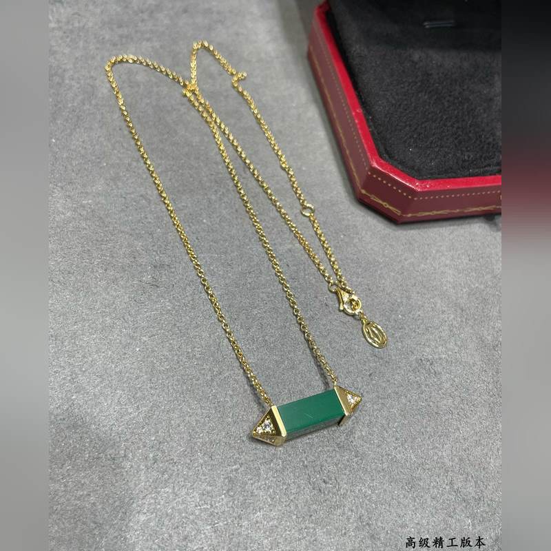 V金鍍1.0咪金  卡地亞酷颯風十足的鉚釘項鍊，天然孔雀石 鍊長40+5CM，墜