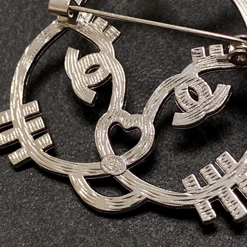 CHANEL小香小貓咪滿鑽香奈兒胸針，是最懂女人的飾物。那些傾注了全部心血去做自