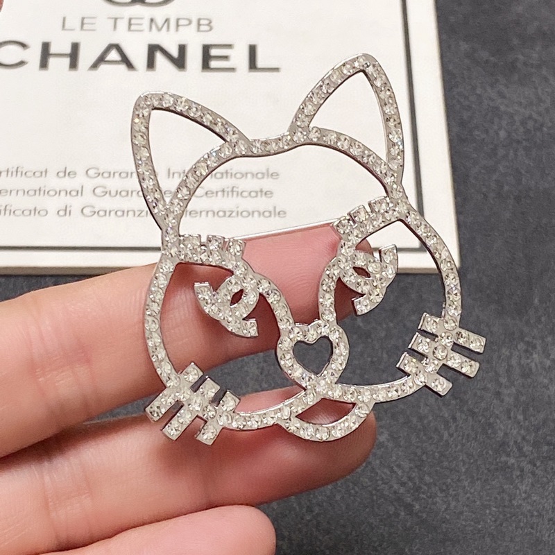 CHANEL小香小貓咪滿鑽香奈兒胸針，是最懂女人的飾物。那些傾注了全部心血去做自