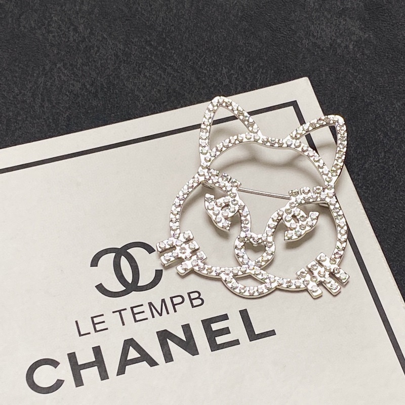 CHANEL小香小貓咪滿鑽香奈兒胸針，是最懂女人的飾物。那些傾注了全部心血去做自