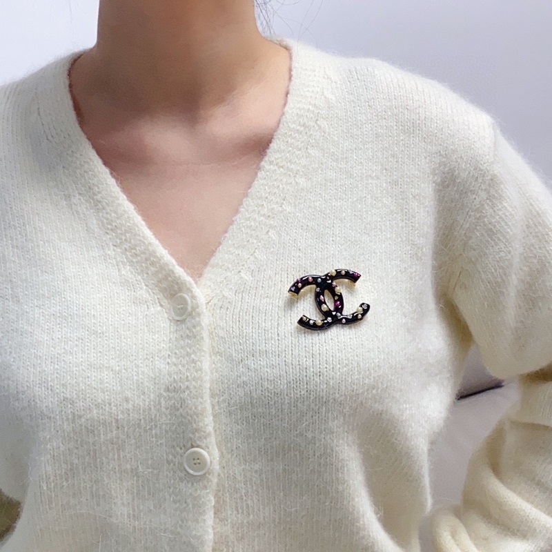 CHANEL小香 專櫃新款彩色珍珠鑽奶黑色香奈兒胸針，是最懂女人的飾物。那些傾注