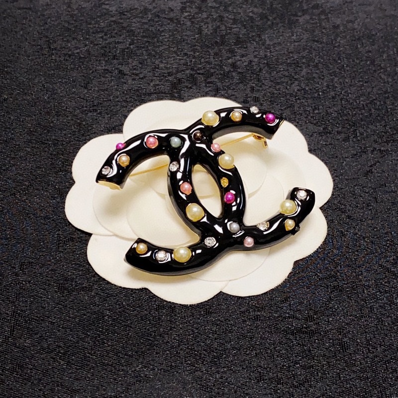 CHANEL小香 專櫃新款彩色珍珠鑽奶黑色香奈兒胸針，是最懂女人的飾物。那些傾注