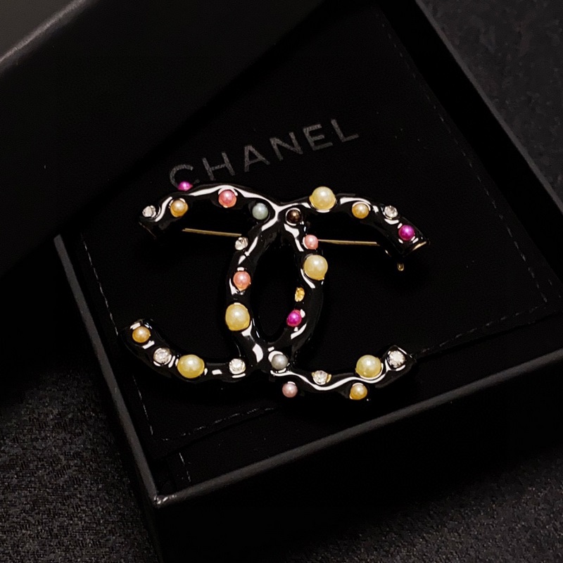 CHANEL小香 專櫃新款彩色珍珠鑽奶黑色香奈兒胸針，是最懂女人的飾物。那些傾注