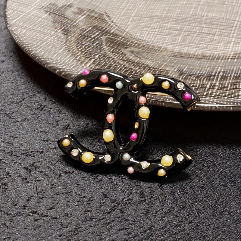 CHANEL小香 專櫃新款彩色珍珠鑽奶黑色香奈兒胸針，是最懂女人的飾物。那些傾注