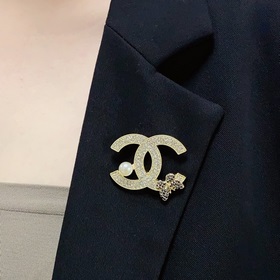 CHANEL小香 專櫃新款蝴蝶 搭配珍珠滿鑽香奈兒胸針，是最懂女人的飾物。那些傾