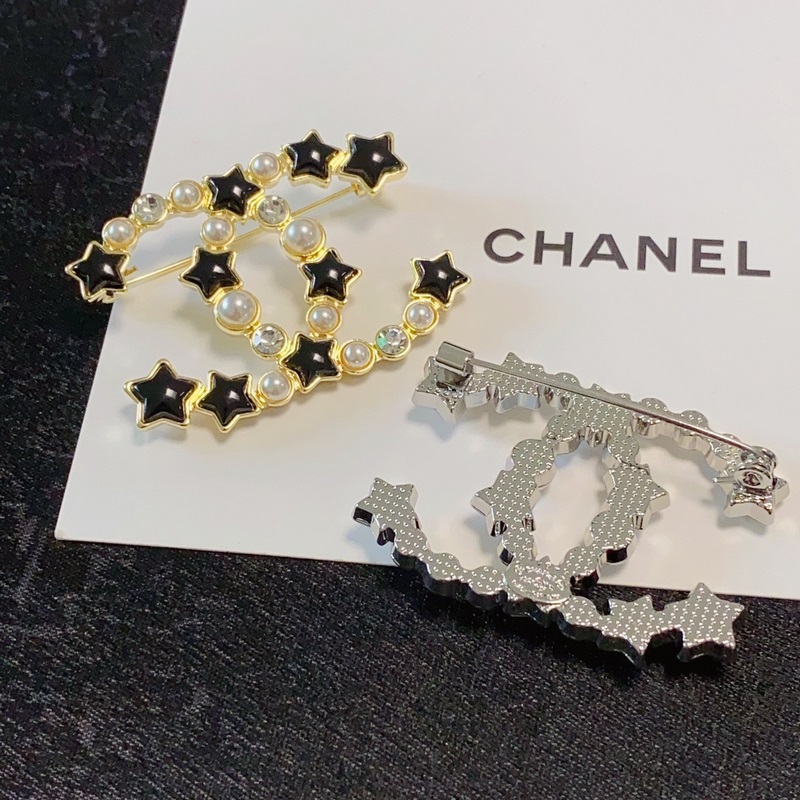 CHANEL小香專櫃新款五角星星 珍珠香奈兒胸針，是最懂女人的飾物。那些傾注了全