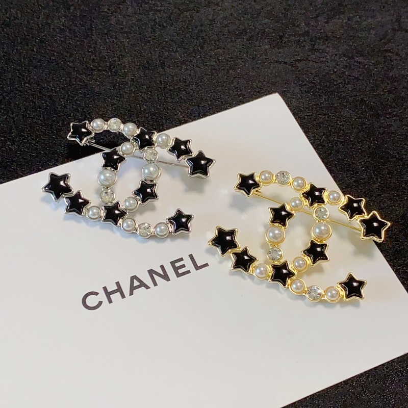 CHANEL小香專櫃新款五角星星 珍珠香奈兒胸針，是最懂女人的飾物。那些傾注了全