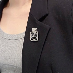 CHANEL香水瓶滿鑽香奈兒胸針，是最懂女人的飾物。那些傾注了全部心血去做自己的