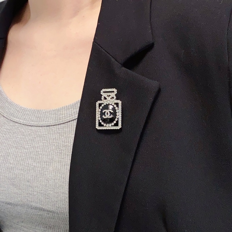 CHANEL香水瓶滿鑽香奈兒胸針，是最懂女人的飾物。那些傾注了全部心血去做自己的