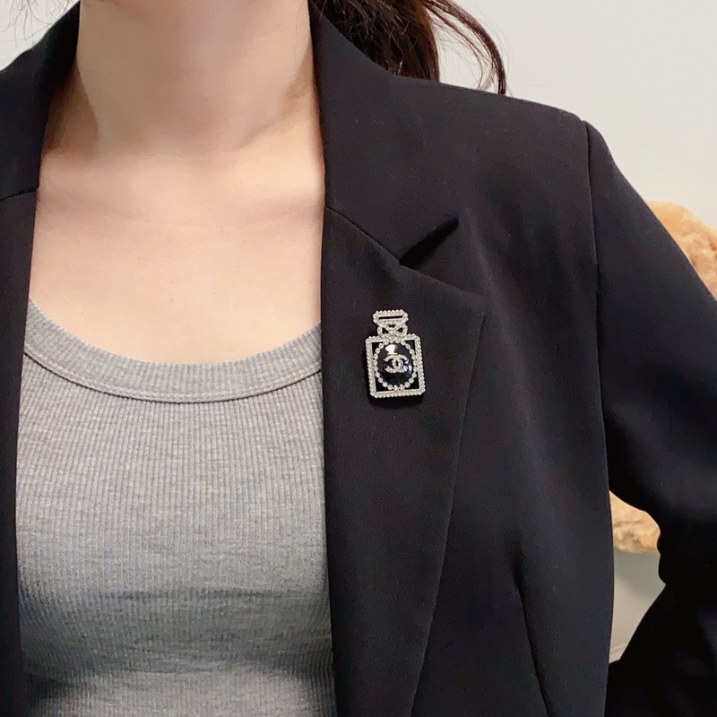 CHANEL香水瓶滿鑽香奈兒胸針，是最懂女人的飾物。那些傾注了全部心血去做自己的