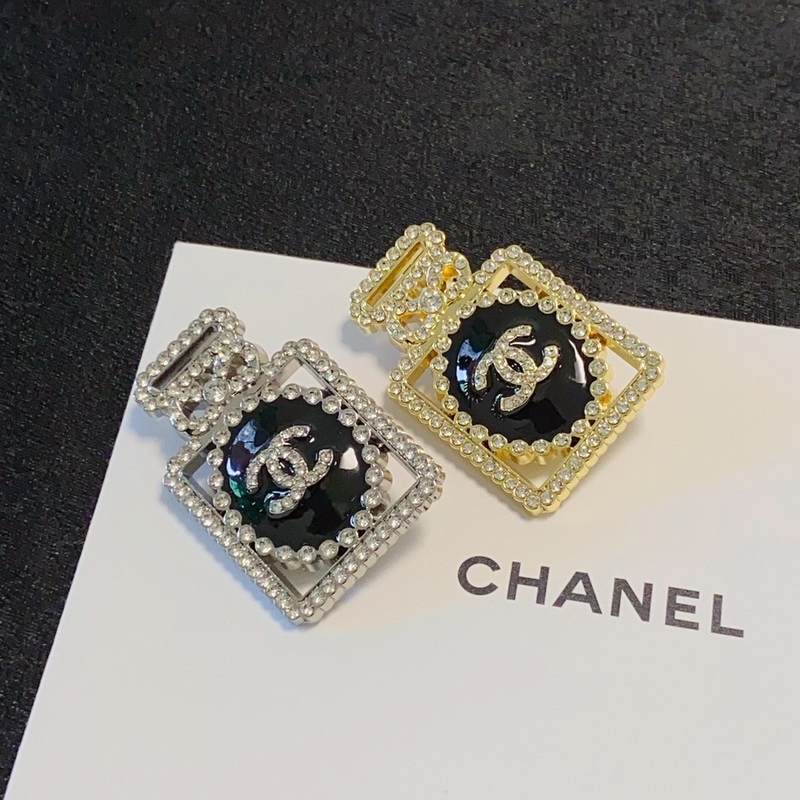 CHANEL香水瓶滿鑽香奈兒胸針，是最懂女人的飾物。那些傾注了全部心血去做自己的