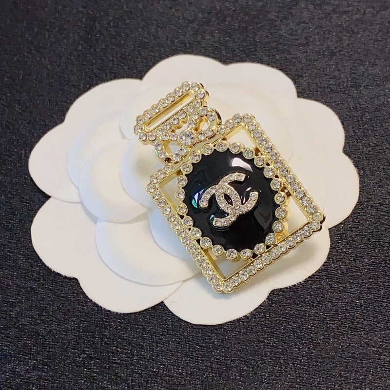 CHANEL香水瓶滿鑽香奈兒胸針，是最懂女人的飾物。那些傾注了全部心血去做自己的