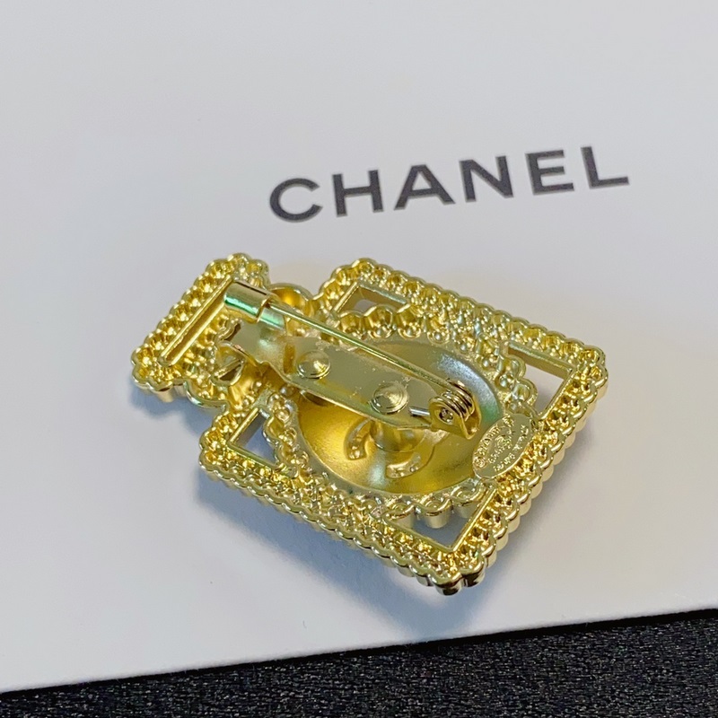 CHANEL香水瓶滿鑽香奈兒胸針，是最懂女人的飾物。那些傾注了全部心血去做自己的