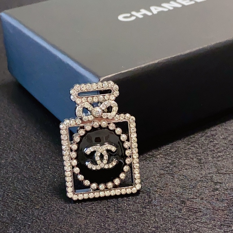 CHANEL香水瓶滿鑽香奈兒胸針，是最懂女人的飾物。那些傾注了全部心血去做自己的