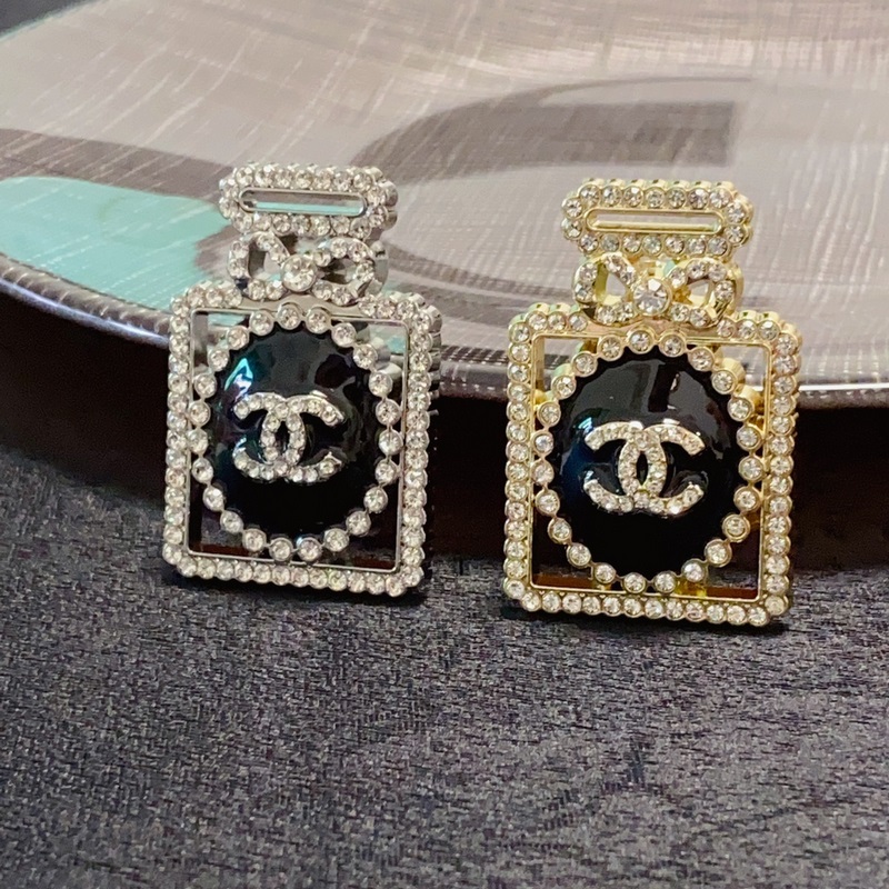 CHANEL香水瓶滿鑽香奈兒胸針，是最懂女人的飾物。那些傾注了全部心血去做自己的