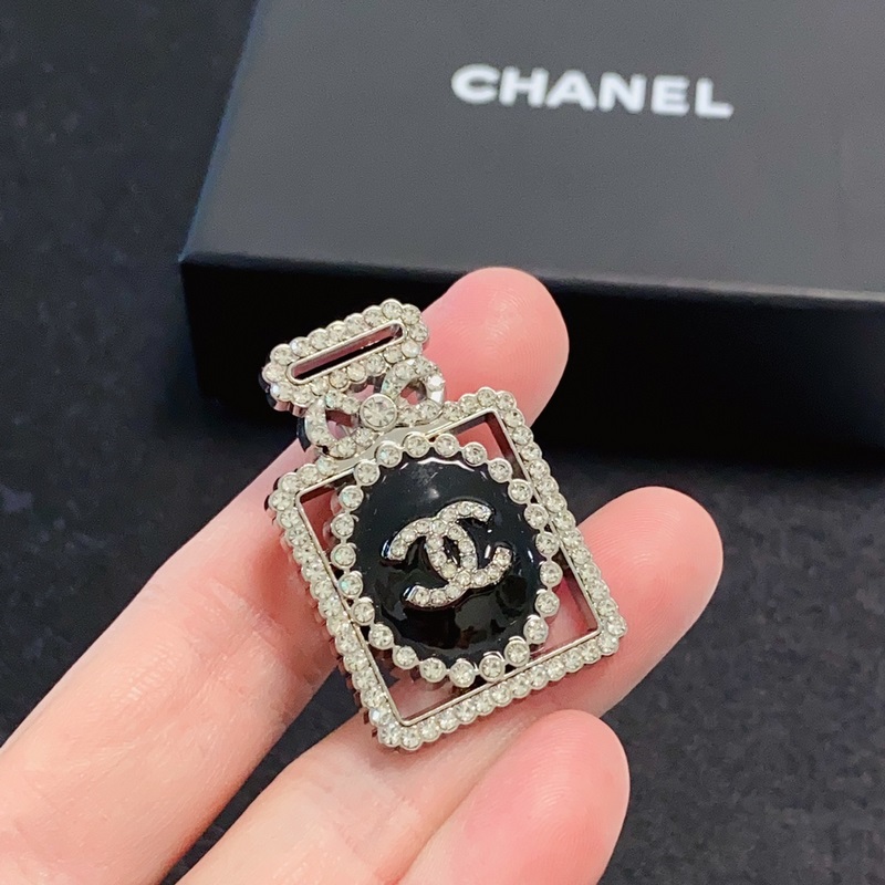 CHANEL香水瓶滿鑽香奈兒胸針，是最懂女人的飾物。那些傾注了全部心血去做自己的