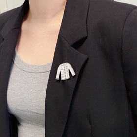 CHANEL小香 專櫃新款黑白色衣服香奈兒胸針，是最懂女人的飾物。那些傾注了全部
