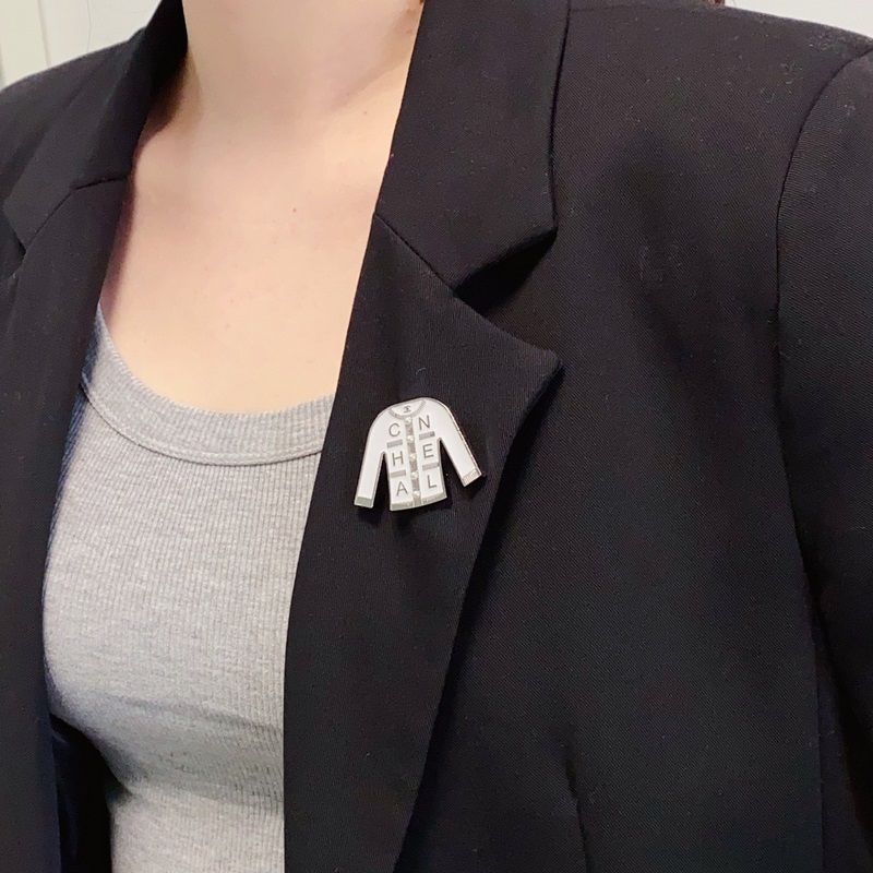 CHANEL小香 專櫃新款黑白色衣服香奈兒胸針，是最懂女人的飾物。那些傾注了全部