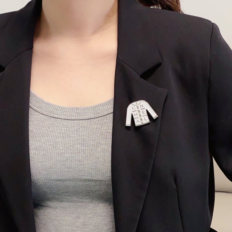 CHANEL小香 專櫃新款黑白色衣服香奈兒胸針，是最懂女人的飾物。那些傾注了全部