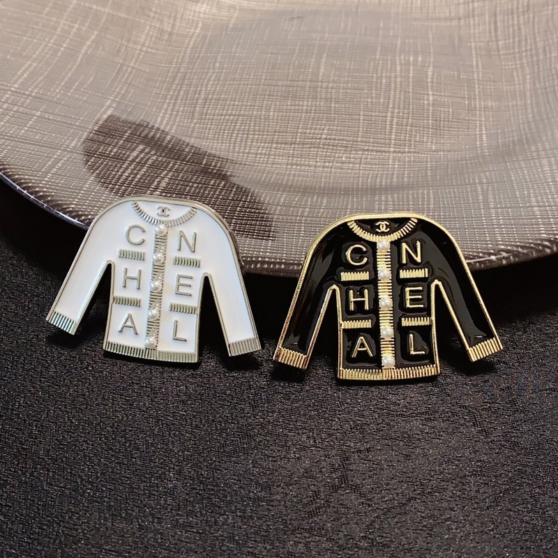 CHANEL小香 專櫃新款黑白色衣服香奈兒胸針，是最懂女人的飾物。那些傾注了全部