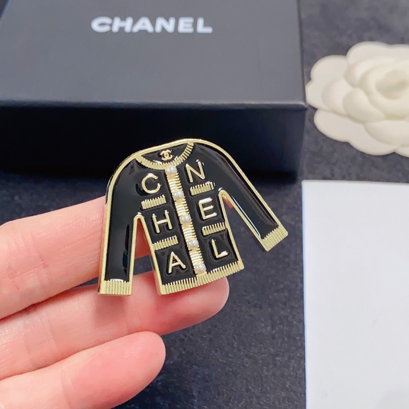 CHANEL小香 專櫃新款黑白色衣服香奈兒胸針，是最懂女人的飾物。那些傾注了全部
