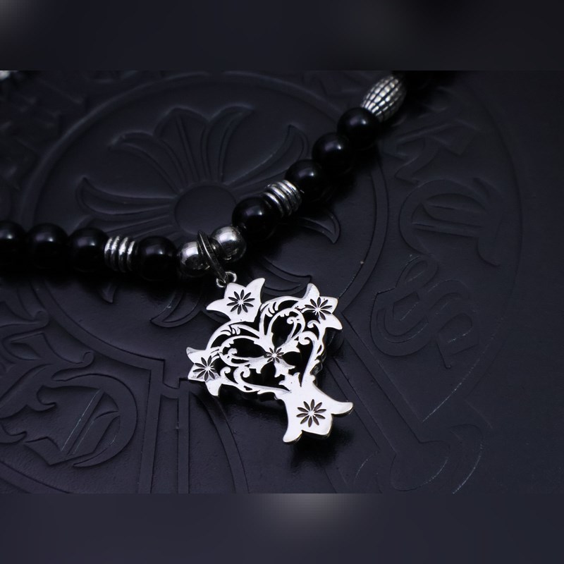 潮流達(dá)人閉眼入！克羅心熱爆黑色串珠項(xiàng)鍊，手工十字架吊墜超吸睛，複古嘻哈朋克風(fēng)拉滿