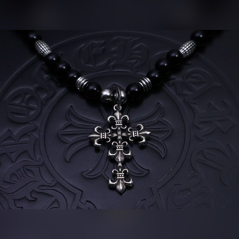 潮流達人閉眼入！克羅心熱爆黑色串珠項鍊，手工十字架吊墜超吸睛，複古嘻哈朋克風拉滿