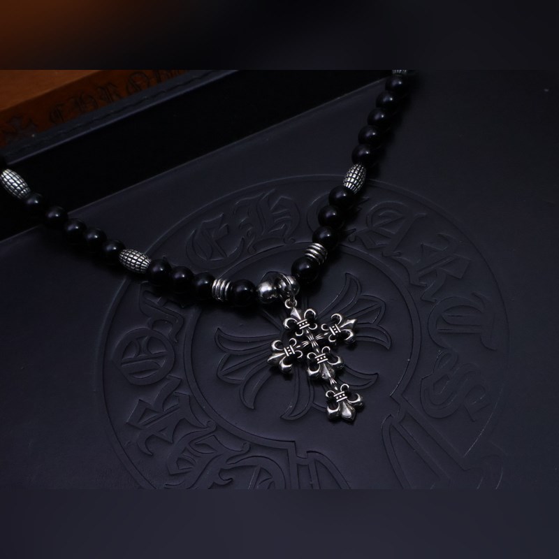 潮流達人閉眼入！克羅心熱爆黑色串珠項鍊，手工十字架吊墜超吸睛，複古嘻哈朋克風拉滿