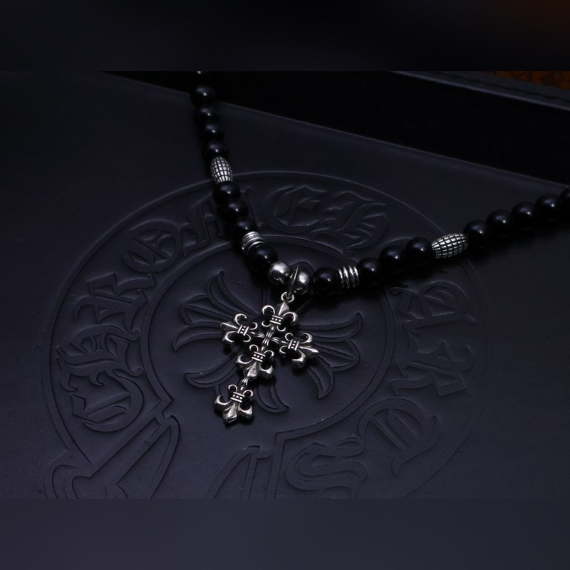 潮流達人閉眼入！克羅心熱爆黑色串珠項鍊，手工十字架吊墜超吸睛，複古嘻哈朋克風拉滿