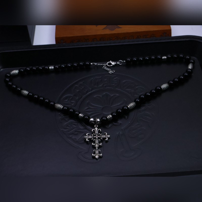 潮流達人閉眼入！克羅心熱爆黑色串珠項鍊，手工十字架吊墜超吸睛，複古嘻哈朋克風拉滿