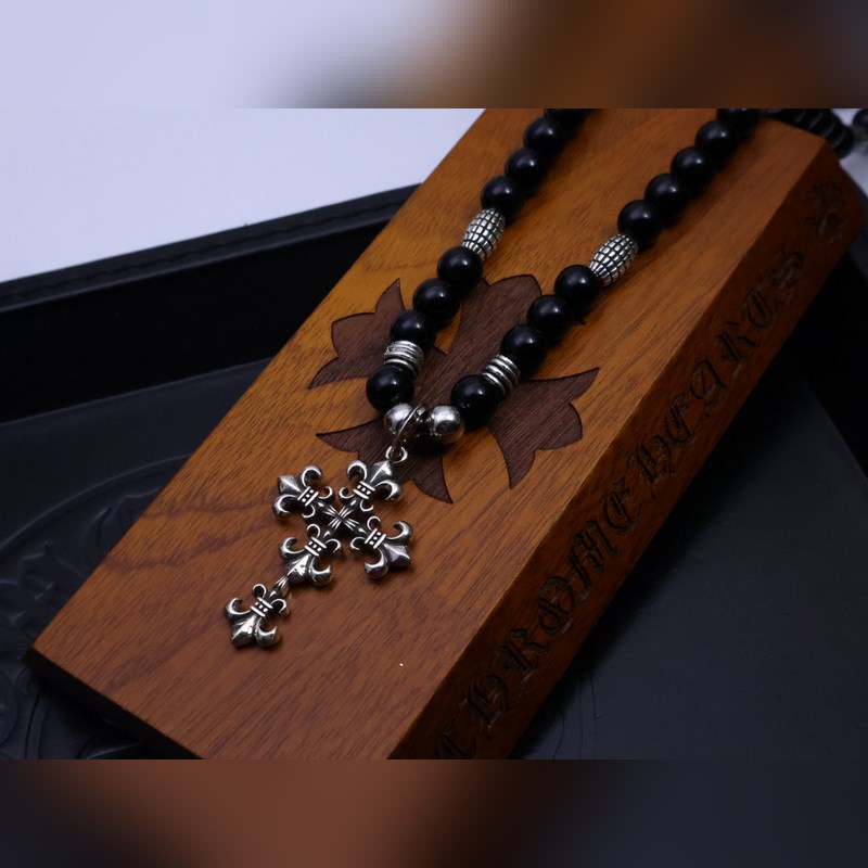 潮流達人閉眼入！克羅心熱爆黑色串珠項鍊，手工十字架吊墜超吸睛，複古嘻哈朋克風拉滿